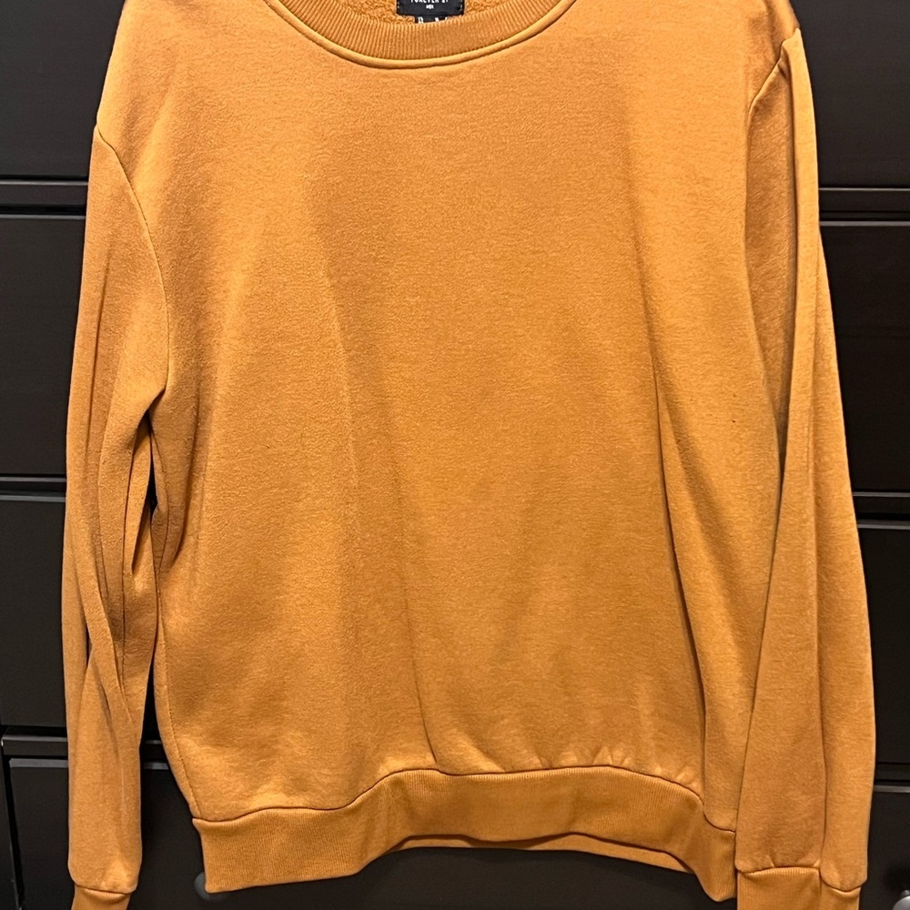 Forever 21 men’s crew neck brown/mocha long sleeves sweater. Size M